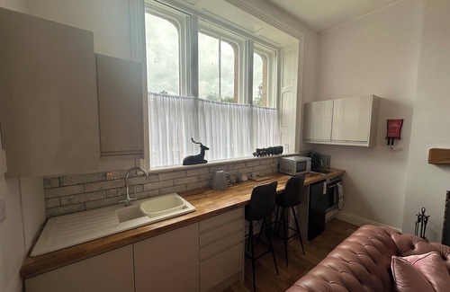 Langwathby Cottage | Bright and spacious 1 bedroom apartment dog friendly & unique with free parking and 22kw EV charger near Lakes One for Instagram!