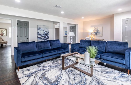 Dallas House | Bright and Stylish Home - 10 Min to Downtown!