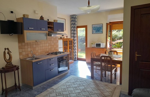 Maddalenedda House | Bright apartment in villa by the sea with private garden, parking space, Wi-Fi