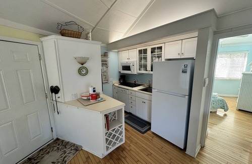 Night Heron House | Bright, Beachy Cottage in Sea Pines – Private, Freestanding Home with Porch