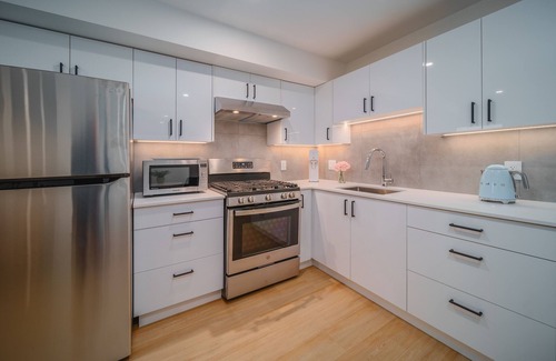 Grandview-Woodland House | Bright & Beautiful suite in vibrant Hastings Sunrise 15 min Downtown. 5 min PNE