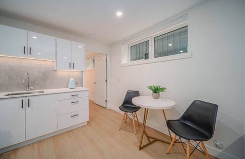 Grandview-Woodland House | Bright & Beautiful suite in vibrant Hastings Sunrise 15 min Downtown. 5 min PNE