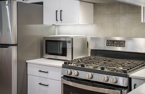 Grandview-Woodland House | Bright & Beautiful suite in vibrant Hastings Sunrise 15 min Downtown. 5 min PNE