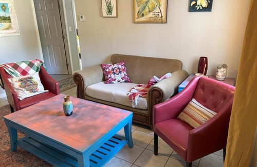 Gulf Breeze Apartment | Bright & Breezy Cottage
