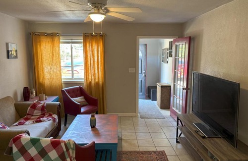 Gulf Breeze Apartment | Bright & Breezy Cottage