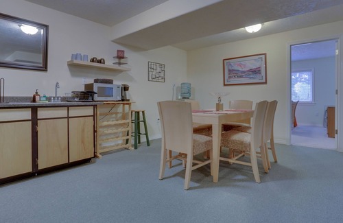 McMinnville Apartment | Bright & Cheery Golf Getaway, Close to Wineries & Local Attractions