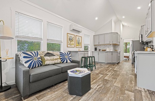 Fredericksburg Cabin | Bright Classic Cabin at the SKYE Texas Hill Country Resort!
