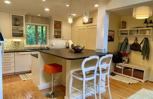 Union Pier House | Bright, Colorful, Cozy Home Close To Beach, Town And Activities.