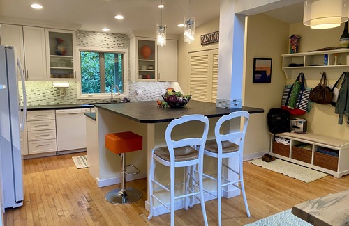 Union Pier House | Bright, Colorful, Cozy Home Close To Beach, Town And Activities.