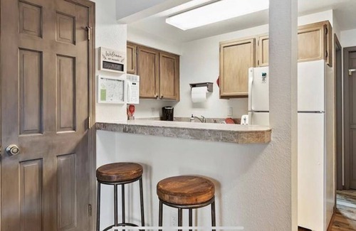 McCall Condo | BRIGHT & COMFORTABLE CONDO CLOSE TO EVERYTHING! NICE WOOD FIREPLACE & FREE WIFI!