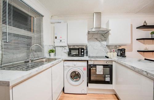 East Acton Apartment | Bright Cosy Cottage with Parking and Outdoor Patio