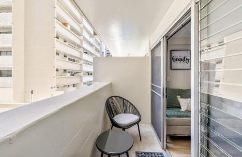 Waikiki Apartment | Bright & Cozy Condo Unit with Balcony!