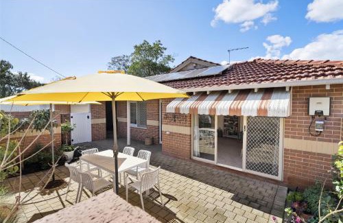 Churchlands House | Bright Family Stay with Outdoor Space
