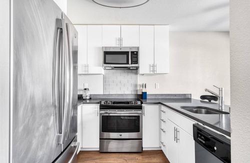 Foster City Apartment | Bright Foster City 2BR w/Gym, W/D & Pool, near Caltrain, by Blueground