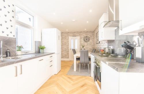 Montrose Apartment | Bright, fresh, renovated 3 bedroom apartment in the heart of Montrose