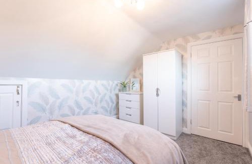 Montrose Apartment | Bright, fresh, renovated 3 bedroom apartment in the heart of Montrose