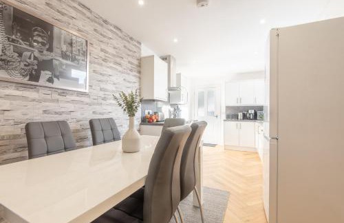 Montrose Apartment | Bright, fresh, renovated 3 bedroom apartment in the heart of Montrose