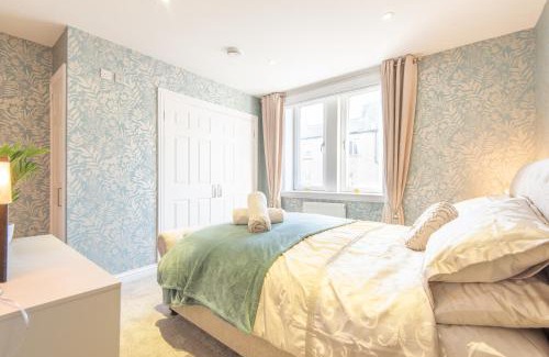 Montrose Apartment | Bright, fresh, renovated 3 bedroom apartment in the heart of Montrose