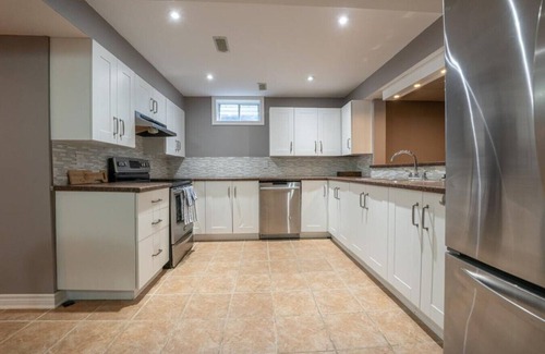 Louth Cottage | Bright Home, Relaxing, lakefront W Sauna & Hottub