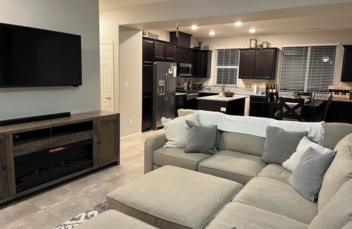 Sparks House | Bright & Modern 3BR Home