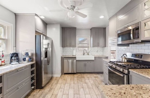 St. Louis Park House | Bright & Modern | Centrally Located