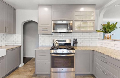 St. Louis Park House | Bright & Modern | Centrally Located