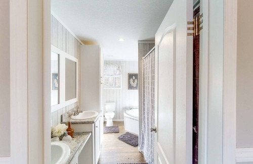 Jennings House | Bright & Modern Home - Large yard and Firepit