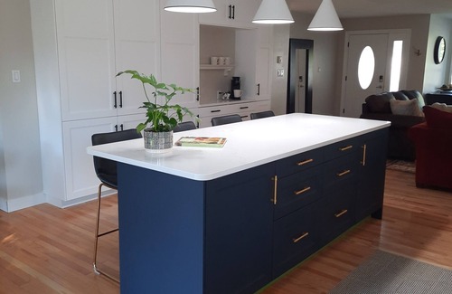 Regional District of Nanaimo House | Bright, modern rancher. Private and centrally located.