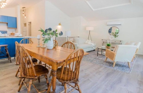 Muskoka Lakes Cottage | Bright Newly Renovated Cottage on Lake Rosseau, 5 mins from Port Carling