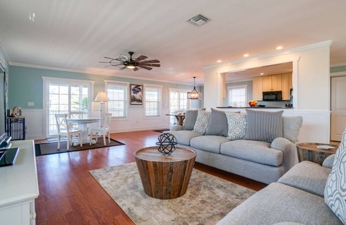 Seagrass House | Bright Pet-friendly Abode with Private pool on North Cape