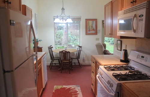 Port Townsend Cottage | Bright, Quiet Home, Perfect For Bird Watching Nestled In Friendly Neighborhood.