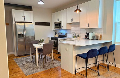 Pilsen Apartment | Bright & Roomy 4BR in Pilsen