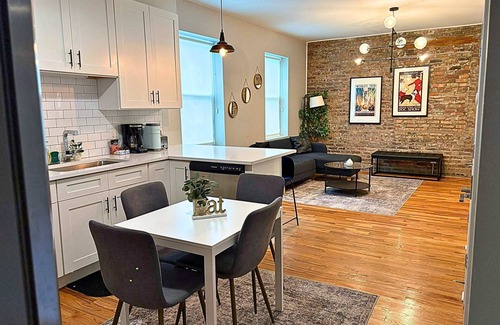 Pilsen Apartment | Bright & Roomy 4BR in Pilsen