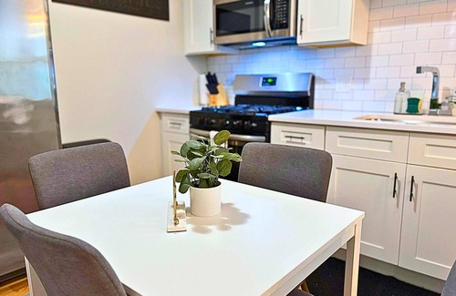 Pilsen Apartment | Bright & Roomy 4BR in Pilsen