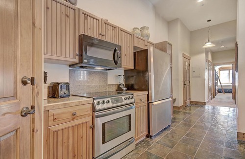 Breckenridge Condo | Bright + Scenic 2br - 7ppl Steps To Ski Lifts + Main Street 2 Bedroom Condo by RedAwning