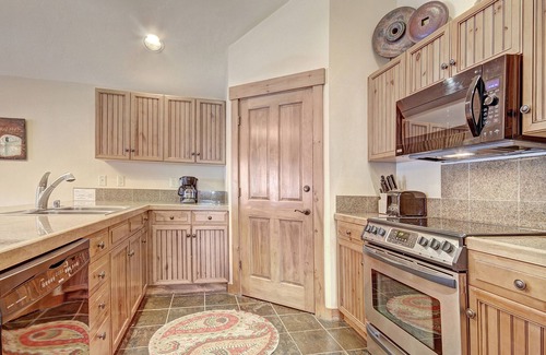 Breckenridge Condo | Bright + Scenic 2br - 7ppl Steps To Ski Lifts + Main Street 2 Bedroom Condo by RedAwning