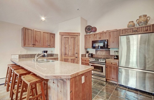 Breckenridge Condo | Bright + Scenic 2br - 7ppl Steps To Ski Lifts + Main Street 2 Bedroom Condo by RedAwning