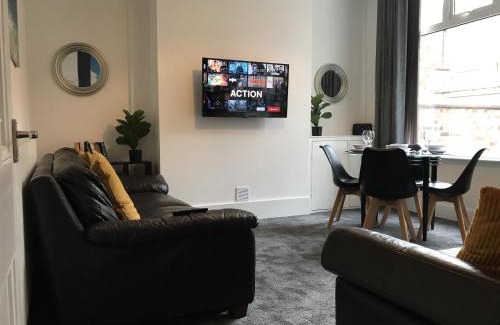 Preston Apartment | Bright Spacious 3-bed with office & patio, Preston