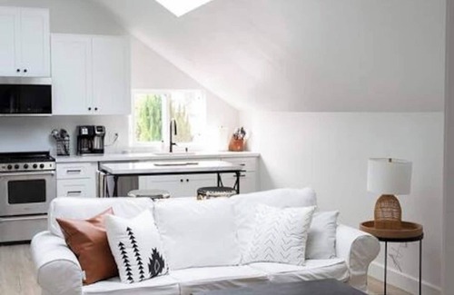 Loma Portal House | Bright, Spacious, King Bed, Family Friendly