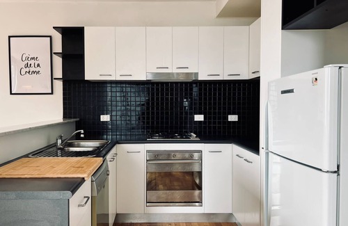Carlton South Apartment | Bright Spacious Loft with Free Parking and Work Space