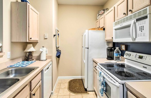 Saint Simons Heights Condo | Bright St Simons Island Condo w/Shared Pool!