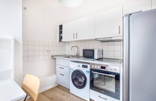 Steglitz Apartment | Bright Steglitz Studio nr Schloßstraße, by Blueground