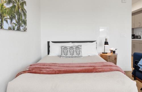 Hollywood Apartment | Bright Studio on Sunset Blvd Pool, Parking, Gym
