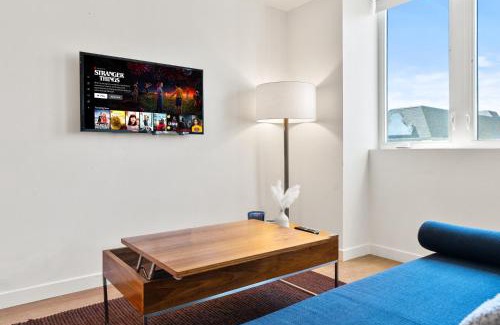 Hollywood Apartment | Bright Studio on Sunset Blvd Pool, Parking, Gym