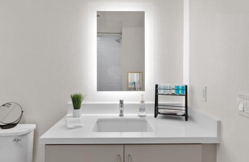 Hollywood Apartment | Bright Studio on Sunset Blvd Pool, Parking, Gym