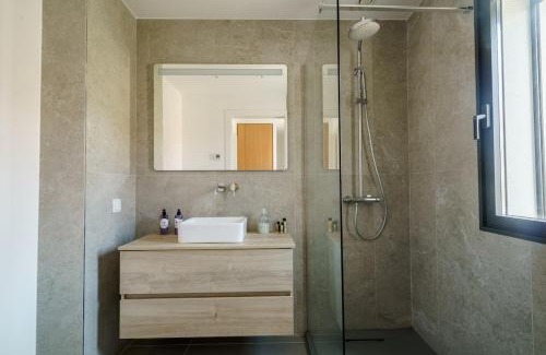 Barril de Cima Apartment | Bright & Stylish Retreat by the Sea Near Ericeira