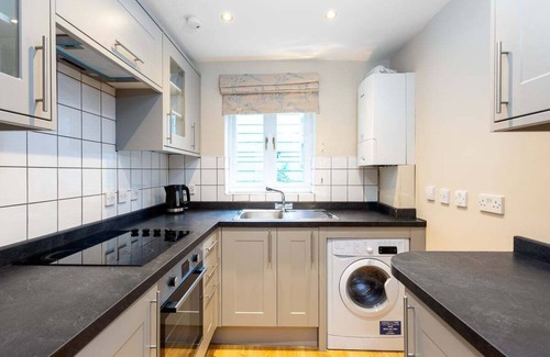 Tower Hamlets Apartment | Bright Tower Bridge Nest