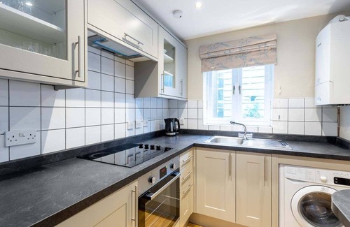 Tower Hamlets Apartment | Bright Tower Bridge Nest