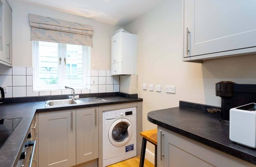 Tower Hamlets Apartment | Bright Tower Bridge Nest