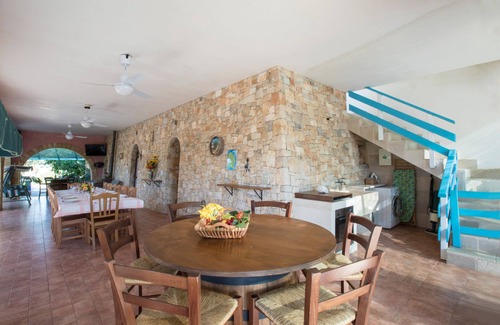 Torre Suda Villa | Bright villa with swimming pool surrounded by greenery near the sea
